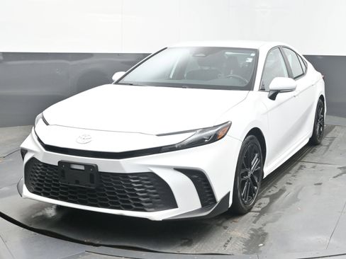 Used 2025 Toyota Camry SE FWD image 3