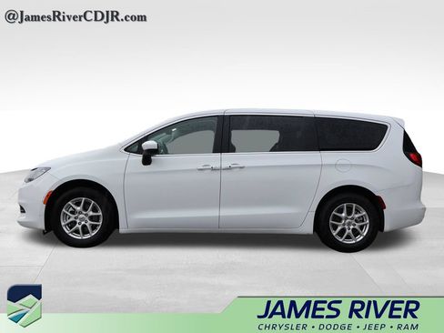 Used 2023 Chrysler Voyager LX FWD image 2