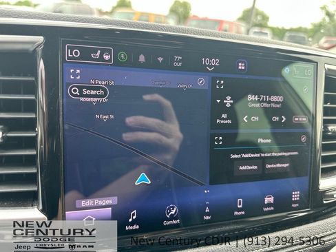 Used 2023 Chrysler Pacifica Limited FWD image 25