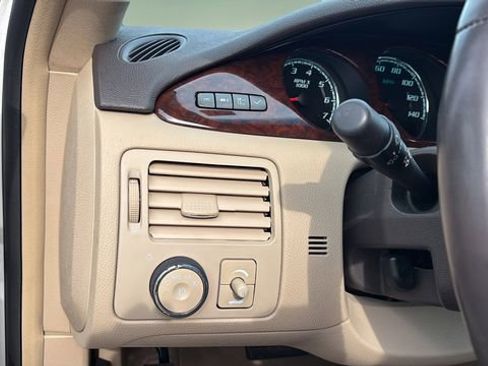 Used 2011 Buick Lucerne CXL image 21