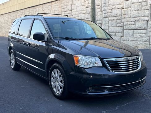Used 2014 Chrysler Town & Country Touring FWD image 5