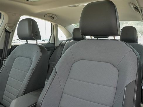 Certified 2025 Volkswagen Jetta SE image 10