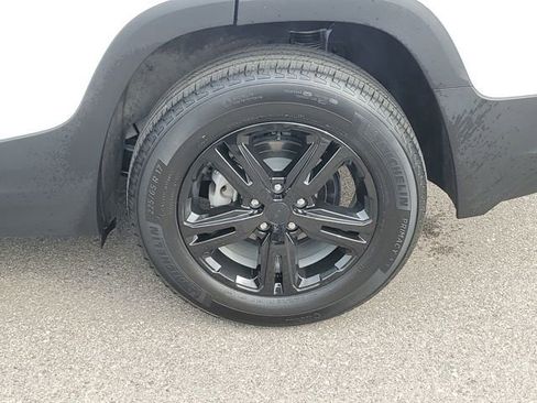 Used 2024 GMC Terrain SLE FWD image 32