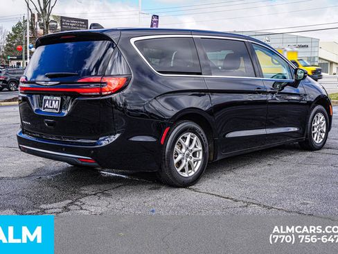 Used 2024 Chrysler Pacifica Touring-L image 7