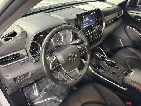 Used 2022 Toyota Highlander XLE AWD/4WD image 17