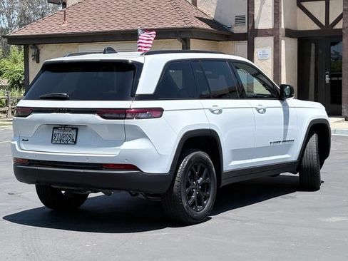 Used 2025 Jeep Grand Cherokee Altitude AWD/4WD image 5