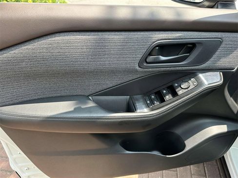 Used 2022 Nissan Rogue S image 19