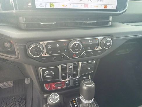 Used 2024 Jeep Gladiator Mojave AWD/4WD image 27