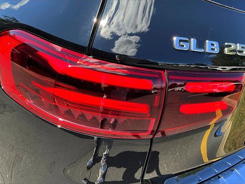 Used 2025 Mercedes-Benz GLB 250 4MATIC image 32