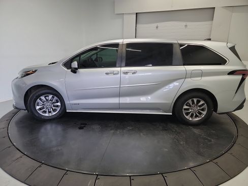 Used 2021 Toyota Sienna XLE FWD image 4