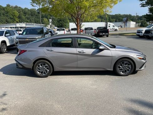 Used 2024 Hyundai Elantra SEL FWD image 8