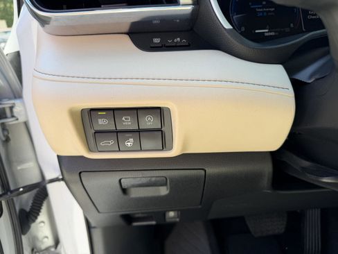 Used 2023 Toyota Highlander Platinum FWD image 6