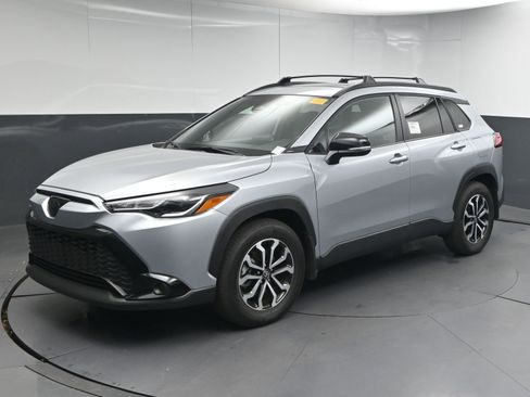 Certified 2025 Toyota Corolla Cross SE image 4