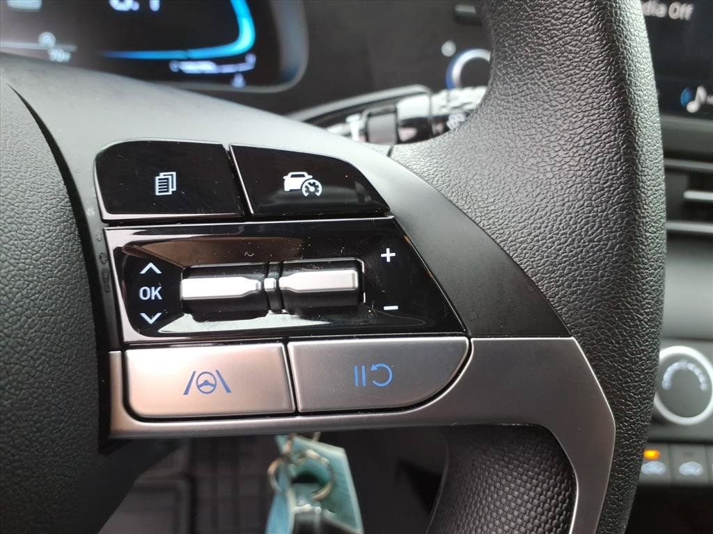 Used 2026 Hyundai Elantra SE FWD image 24