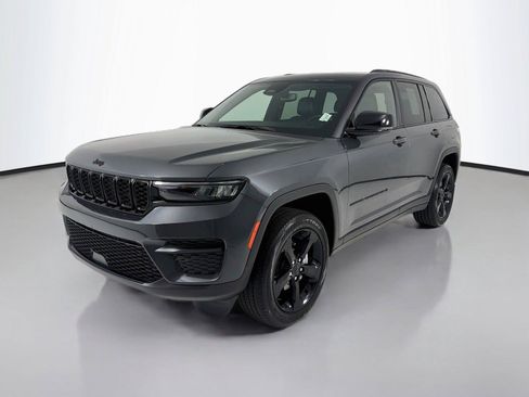 Used 2022 Jeep Grand Cherokee Altitude AWD/4WD image 1
