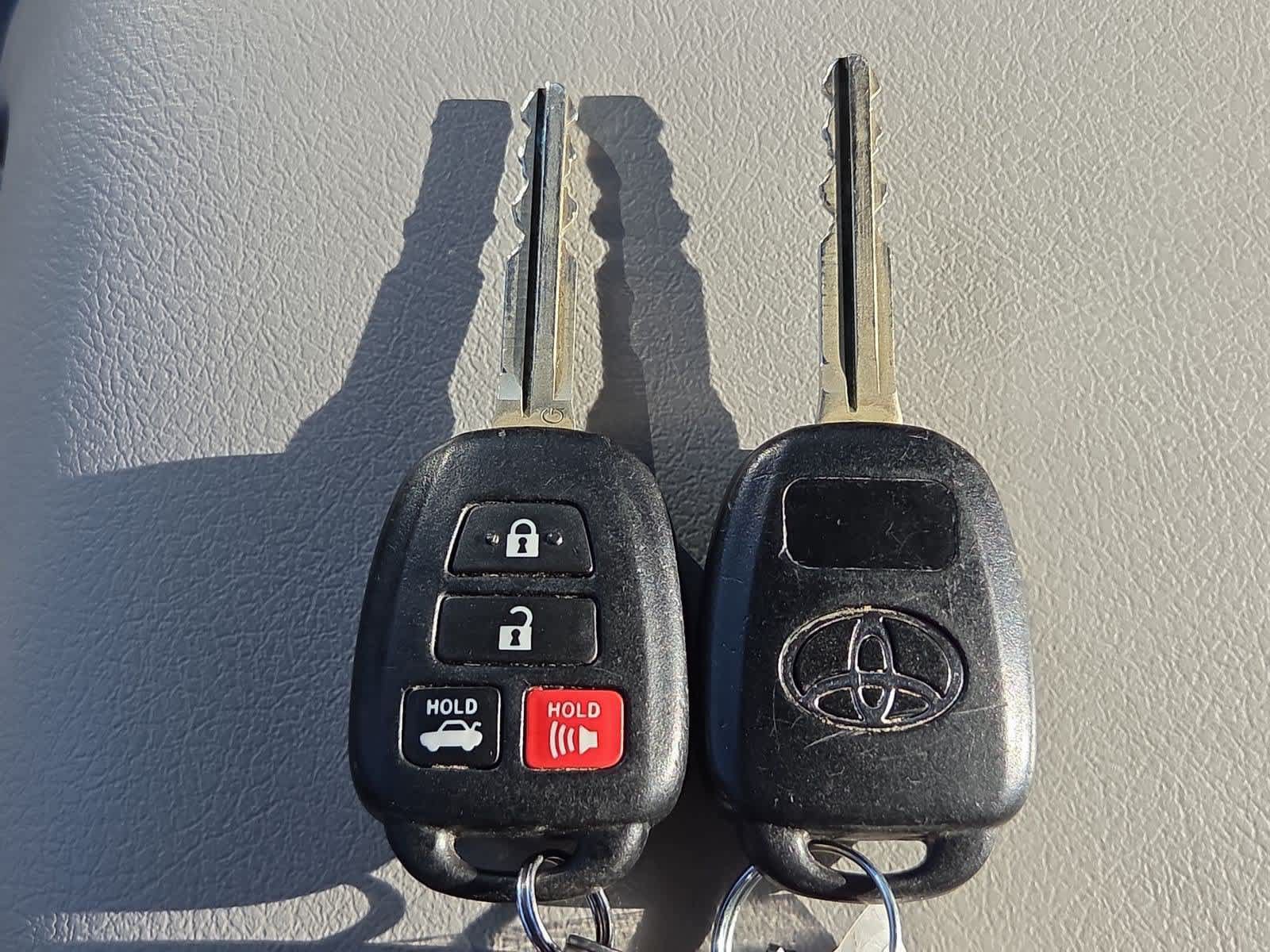 Used 2013 Toyota Camry LE FWD image 31
