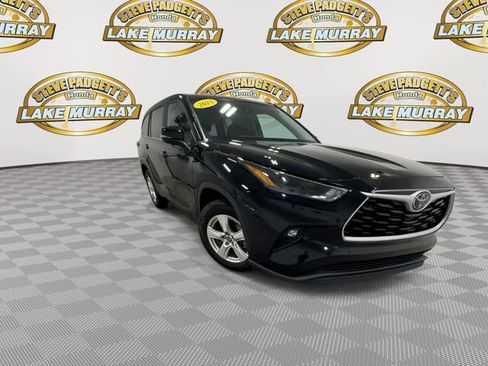 Used 2023 Toyota Highlander LE FWD image 5