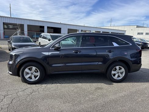 Certified 2025 Kia Sorento LX image 4