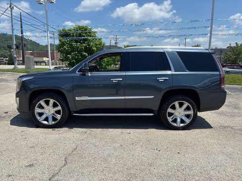 Used 2020 Cadillac Escalade Luxury AWD/4WD image 2