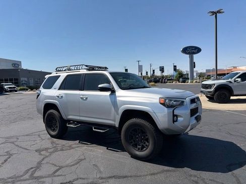 Used 2017 Toyota 4Runner SR5 AWD/4WD image 2