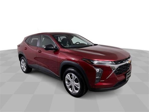 Used 2024 Chevrolet Trax LS image 2