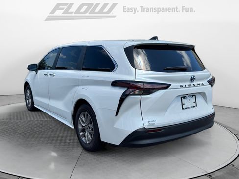 Used 2025 Toyota Sienna XLE FWD image 5
