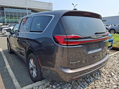Used 2023 Chrysler Pacifica Touring-L AWD/4WD image 3