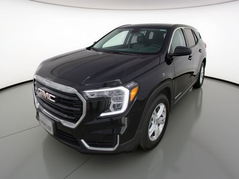 Used 2024 GMC Terrain SLE image 3