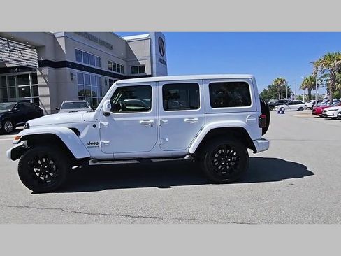 Used 2023 Jeep Wrangler Unlimited Sahara AWD/4WD image 18