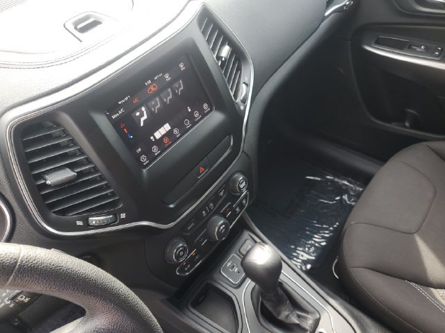 Used 2019 Jeep Cherokee Latitude w/ Popular Appearance Group FWD image 19