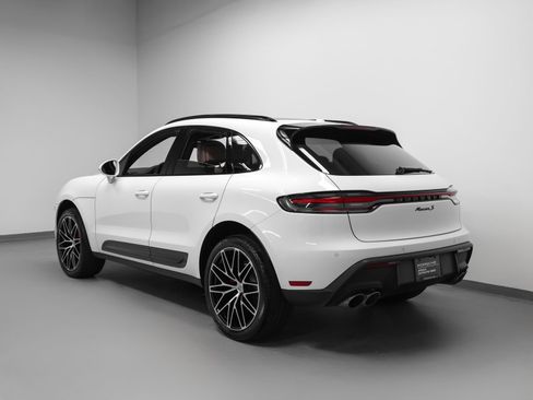 Certified 2024 Porsche Macan S AWD/4WD image 3