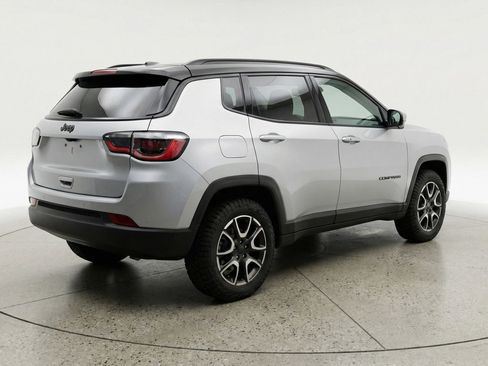 Used 2025 Jeep Compass Trailhawk AWD/4WD image 9
