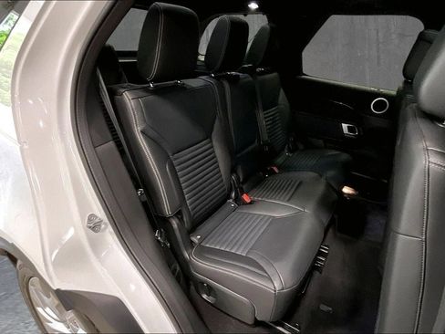 Used 2025 Land Rover Discovery S AWD/4WD image 25