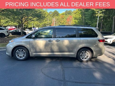 Used 2017 Toyota Sienna XLE w/ XLE Navigation Package FWD image 14