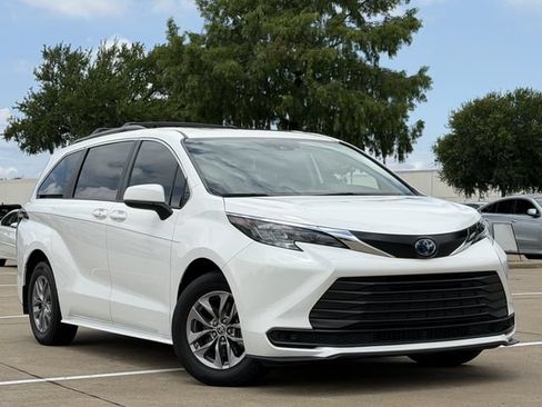 Used 2024 Toyota Sienna LE w/ LE Plus Package FWD image 2