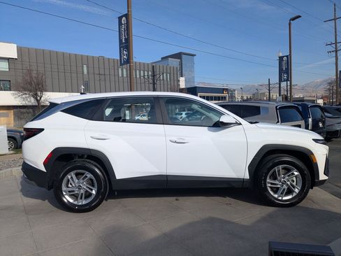 Certified 2025 Hyundai Tucson SE image 2