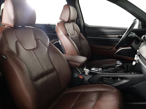 Used 2024 Kia Telluride EX w/ EX Captain's Chair Package image 33