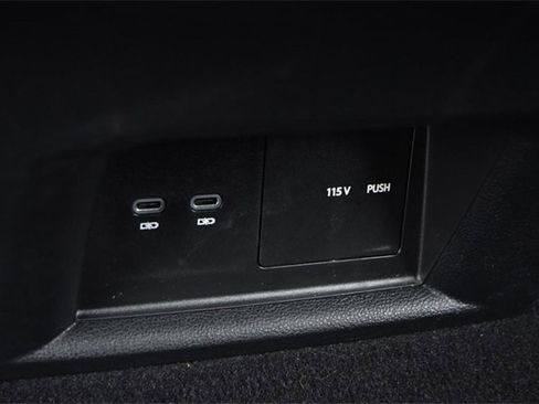 Certified 2022 Volkswagen Atlas Cross Sport SE image 23