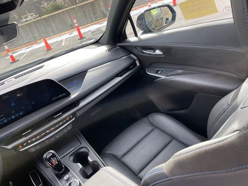 Used 2024 Cadillac XT4 Sport image 25