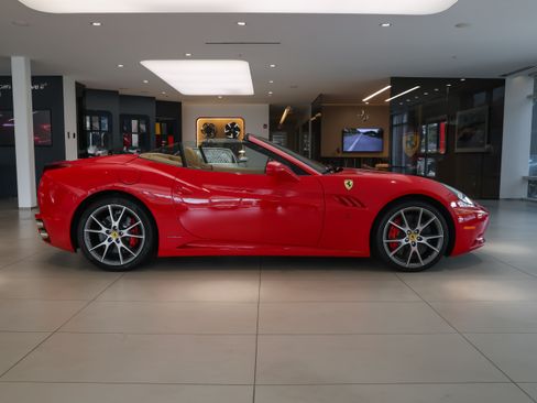 Used 2011 Ferrari California RWD image 25