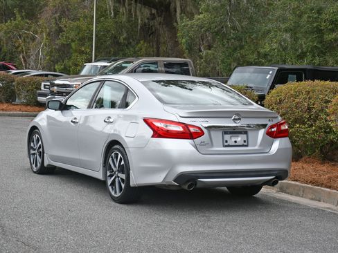 Used 2016 Nissan Altima 2.5 SR w/ LED Appearance Package image 3