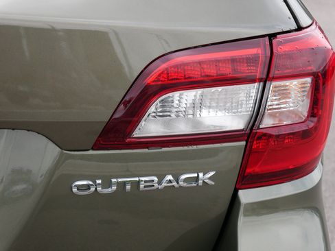 Used 2018 Subaru Outback 2.5i Touring AWD/4WD image 17