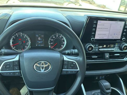 Used 2022 Toyota Highlander L image 19