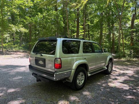 Used 2001 Toyota 4Runner SR5 AWD/4WD image 10