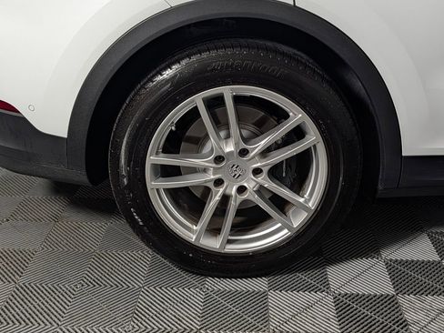 Certified 2024 Porsche Cayenne AWD/4WD image 13