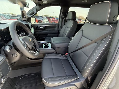 New 2026 Chevrolet Suburban Premier RWD image 23