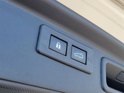 Used 2019 Subaru Forester Limited w/ Popular Package #3 image 9