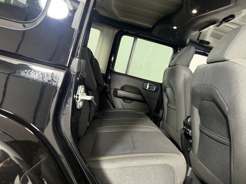 Used 2025 Jeep Wrangler Unlimited Sahara AWD/4WD image 32