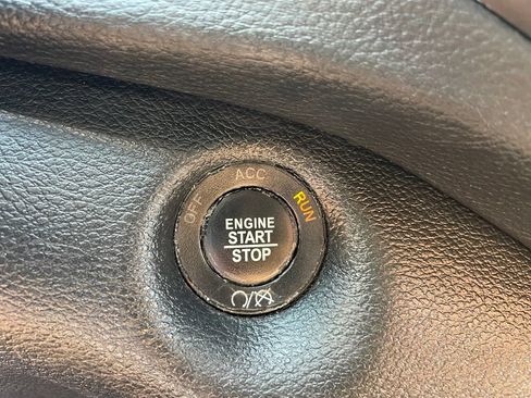 Used 2019 Jeep Cherokee Latitude Plus w/ Cold Weather Group AWD/4WD image 7