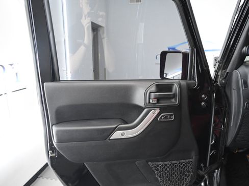 Used 2018 Jeep Wrangler Unlimited Rubicon w/ Cold Weather Group image 19